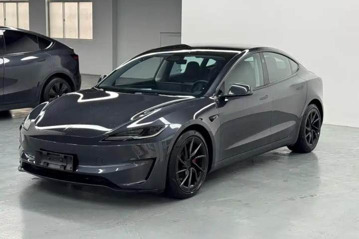 特斯拉 Model 3 高性能全轮驱动版