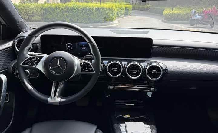 奔驰 A级 2024款 A 200 L 动感型