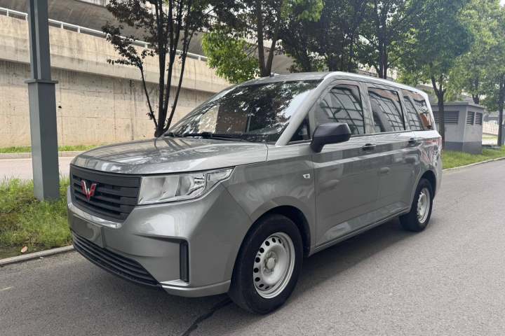 五菱汽车 五菱宏光PLUS 1.5L 手动标准型 5座