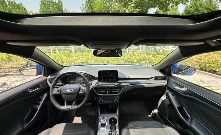 福特 福克斯 2021款 三厢 EcoBoost 180 自动ST Line