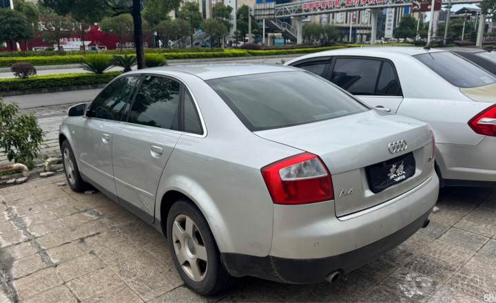 奥迪 A4 2005款 2.4L 舒适型