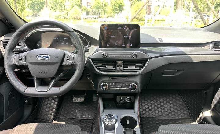 福特 福克斯 2021款 三厢 EcoBoost 180 自动ST Line