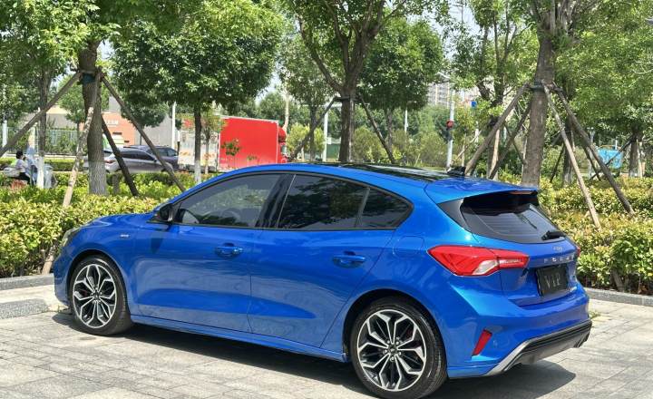 福特 福克斯 2021款 三厢 EcoBoost 180 自动ST Line