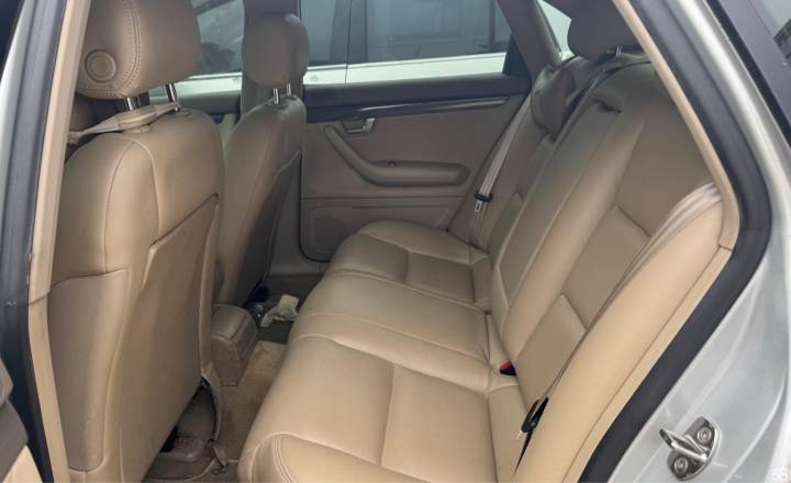 奥迪 A4 2005款 2.4L 舒适型