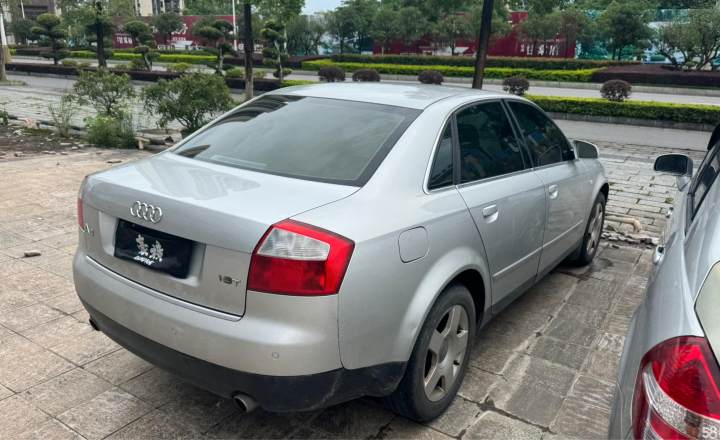 奥迪 A4 2005款 2.4L 舒适型