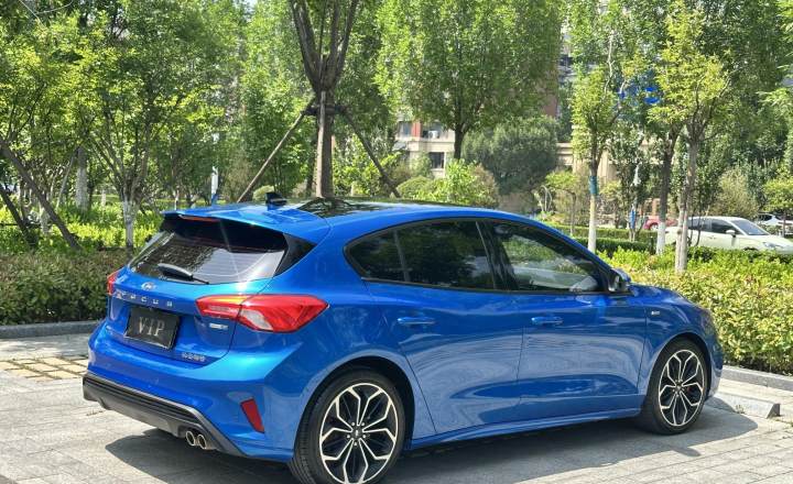 福特 福克斯 2021款 三厢 EcoBoost 180 自动ST Line