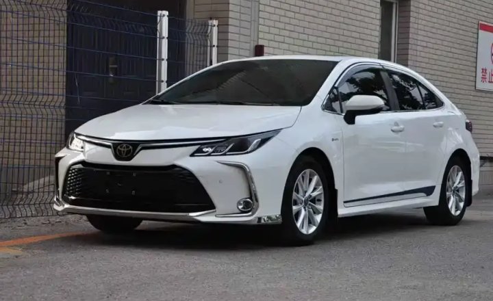 丰田 卡罗拉 2024款 1.8L 智能电混双擎 精英版