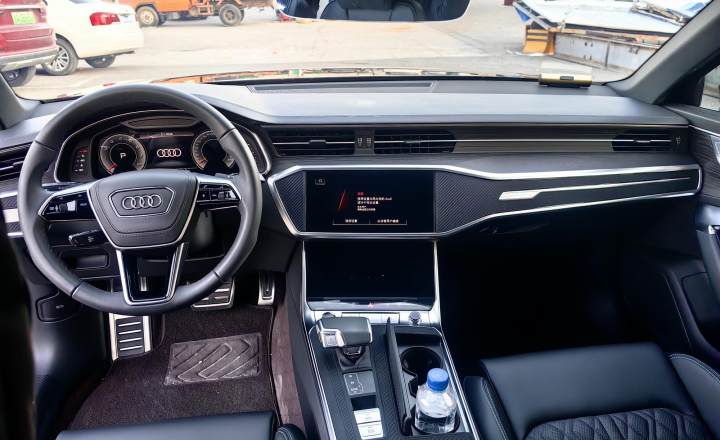 奥迪 A6L 2025款 45 TFSI quattro 臻选动感型