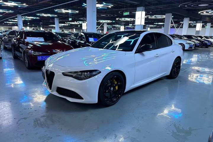 阿尔法·罗密欧 Giulia朱丽叶 2.0T 280HP 豪华版