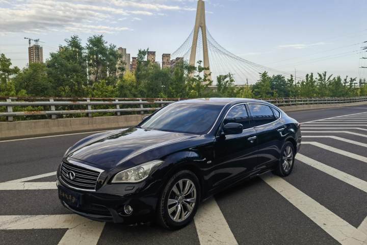 英菲尼迪 Q70 Q70L 2.5L 舒适版