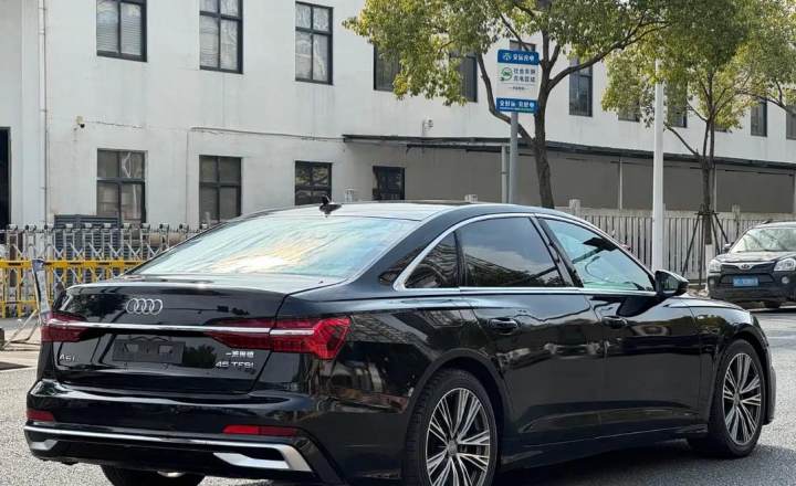奥迪 A6L 2024款 45 TFSI 臻选动感型