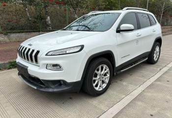 Jeep 自由光 2.4L 领先智能版