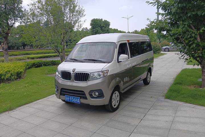 金杯 新海狮X30L 1.5L豪华中央空调版客车国VI SWC15M