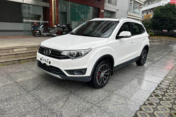 一汽 森雅R7 1.6L 手动豪华型