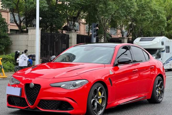 阿尔法·罗密欧 Giulia朱丽叶 2.0T 200HP 豪华版