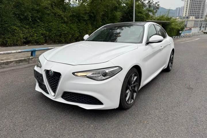 阿尔法·罗密欧 Giulia朱丽叶 2.0T 200HP 豪华版