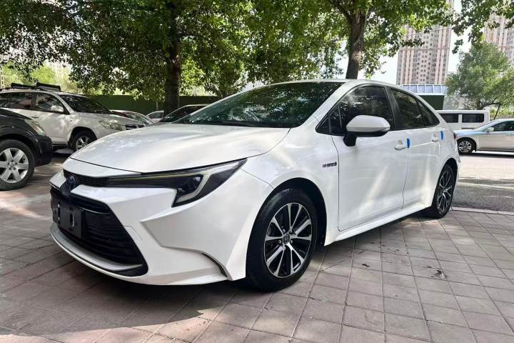 丰田 雷凌 2023款 智能电混双擎 1.8L 豪华版