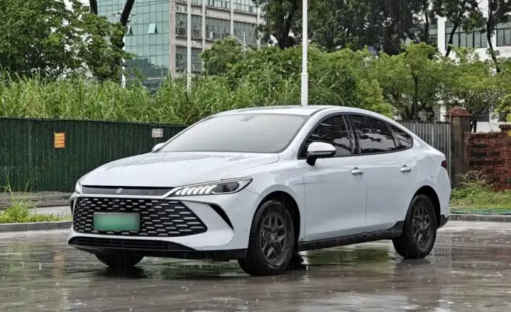 比亚迪 秦PLUS 2025款 DMi 智驾版 55KM领先型