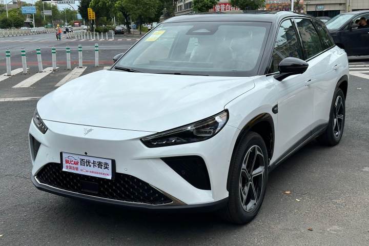 哪吒汽车 哪吒L 增程 310 闪充红衣版