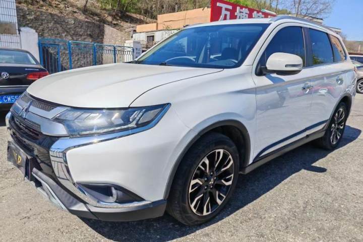 三菱 欧蓝德 2.4L 四驱致享版 5座 国VI