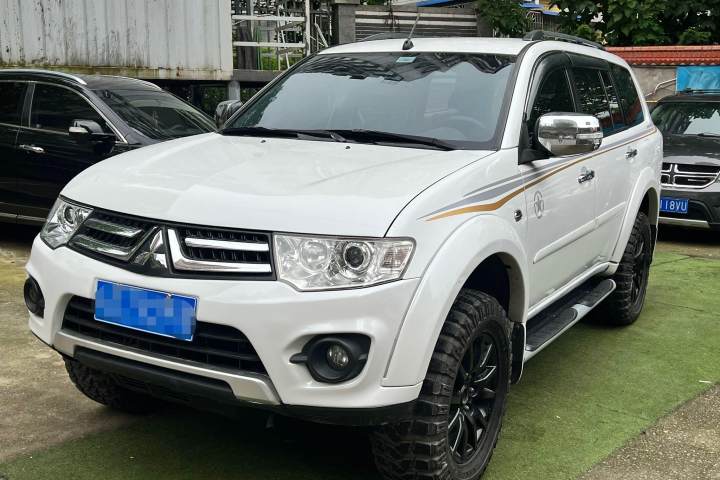 三菱 帕杰罗·劲畅 3.0L 自动四驱行政版