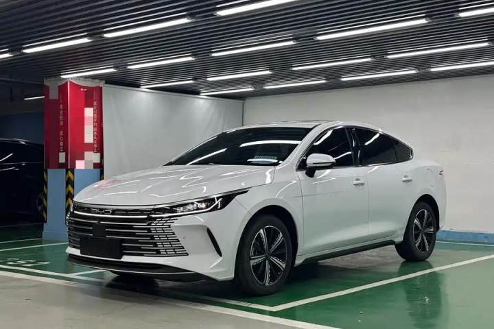 比亚迪 驱逐舰05 荣耀版 DM-i 120KM 尊贵型