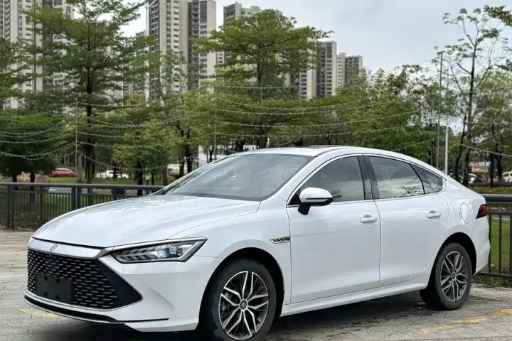 比亚迪 秦PLUS 荣耀版 DM-i 120KM领先型