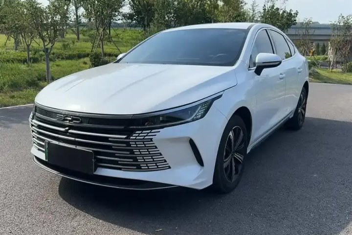比亚迪 驱逐舰05 冠军版 DM-i 120KM 尊贵型