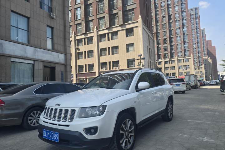 Jeep 指南者(进口) 改款 2.4L 四驱豪华导航版