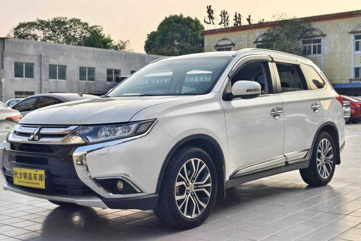 三菱 欧蓝德 2.4L 四驱豪华版 7座