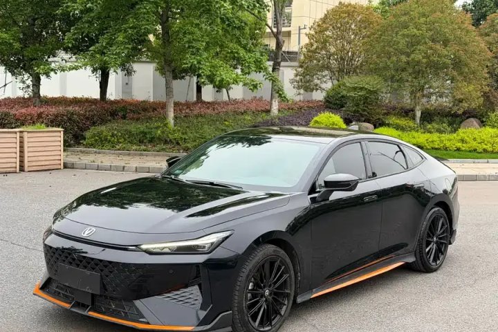 长安 UNI-V 1.5T 尊贵运动型