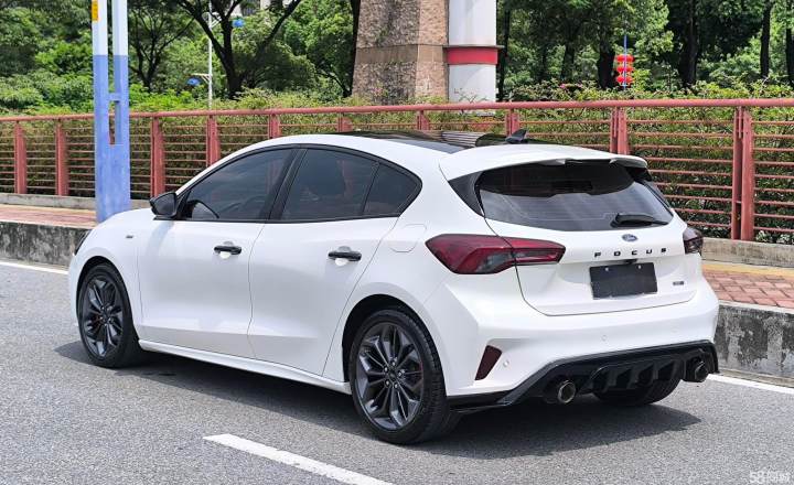 福特 福克斯 2022款 两厢 EcoBoost 180 自动ST Line