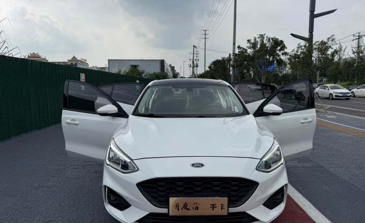 福特 福克斯 2021款 三厢 EcoBoost 180 自动ST Line