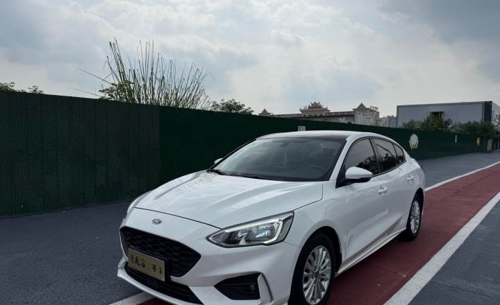 福特 福克斯 2021款 三厢 EcoBoost 180 自动ST Line