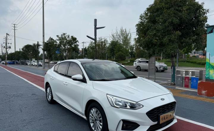 福特 福克斯 2021款 三厢 EcoBoost 180 自动ST Line