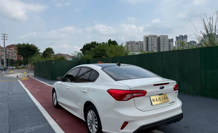 福特 福克斯 2021款 三厢 EcoBoost 180 自动ST Line