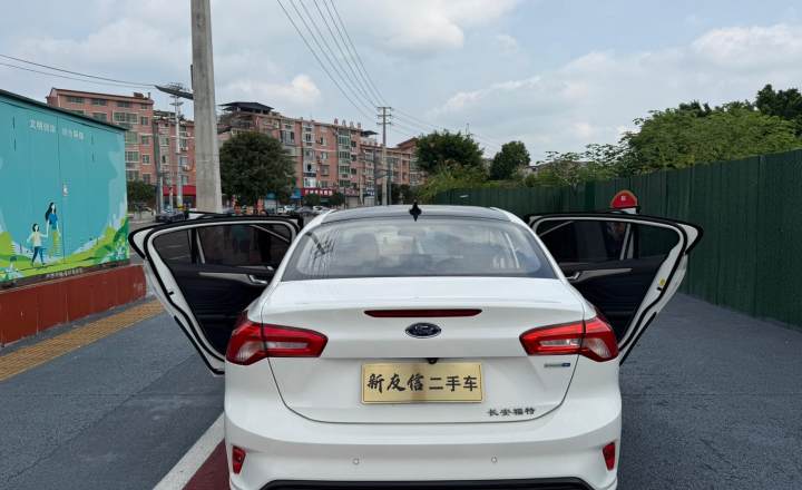 福特 福克斯 2021款 三厢 EcoBoost 180 自动ST Line