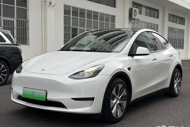 特斯拉 Model Y 长续航全轮驱动版