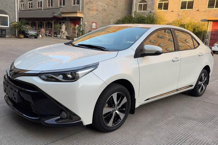 丰田 雷凌双擎E+ 1.8PH GS E-CVT精英天窗版