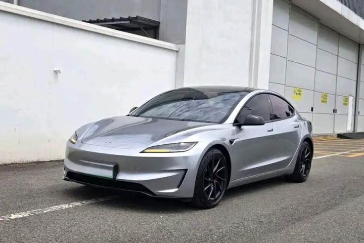 特斯拉 Model 3 高性能全轮驱动版