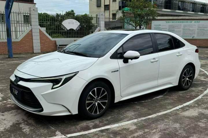 丰田 雷凌 智能电混双擎 1.8L 豪华版